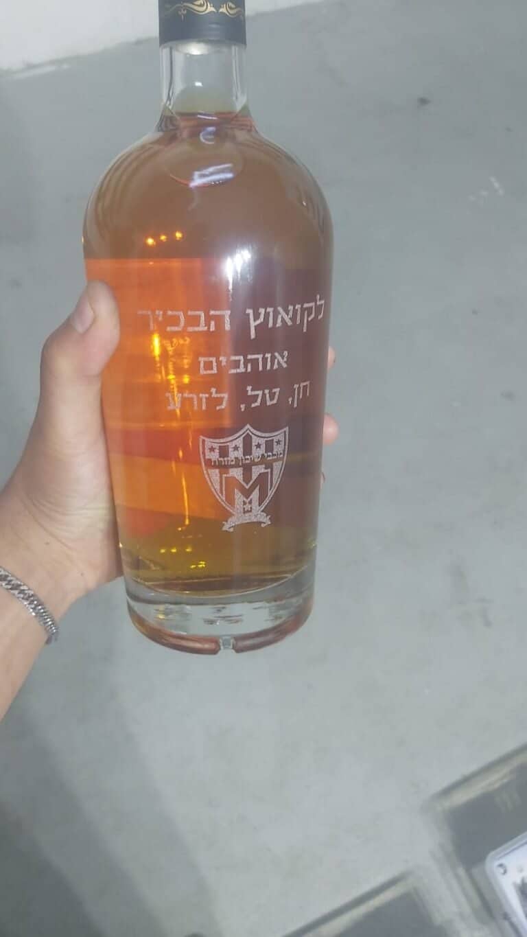 חריטה על בקבוק וויסקי שיבס למכבי שיכון מזרח