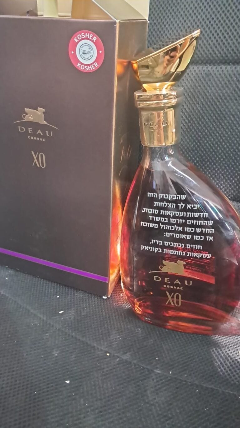 חריטה על בקבוק עסקאות נחתמות בקוניאק