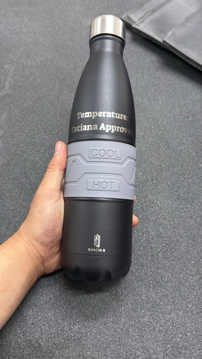 חריטה על בקבוק תרמי שחור עם הכיתוב Temperature Tatiana Approved