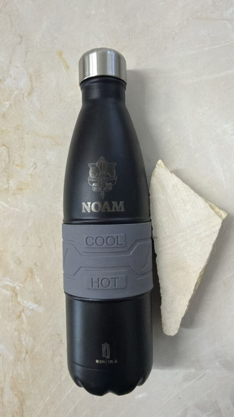חריטה על בקבוק תרמי שחור עם סמל הצופים והשם NOAM