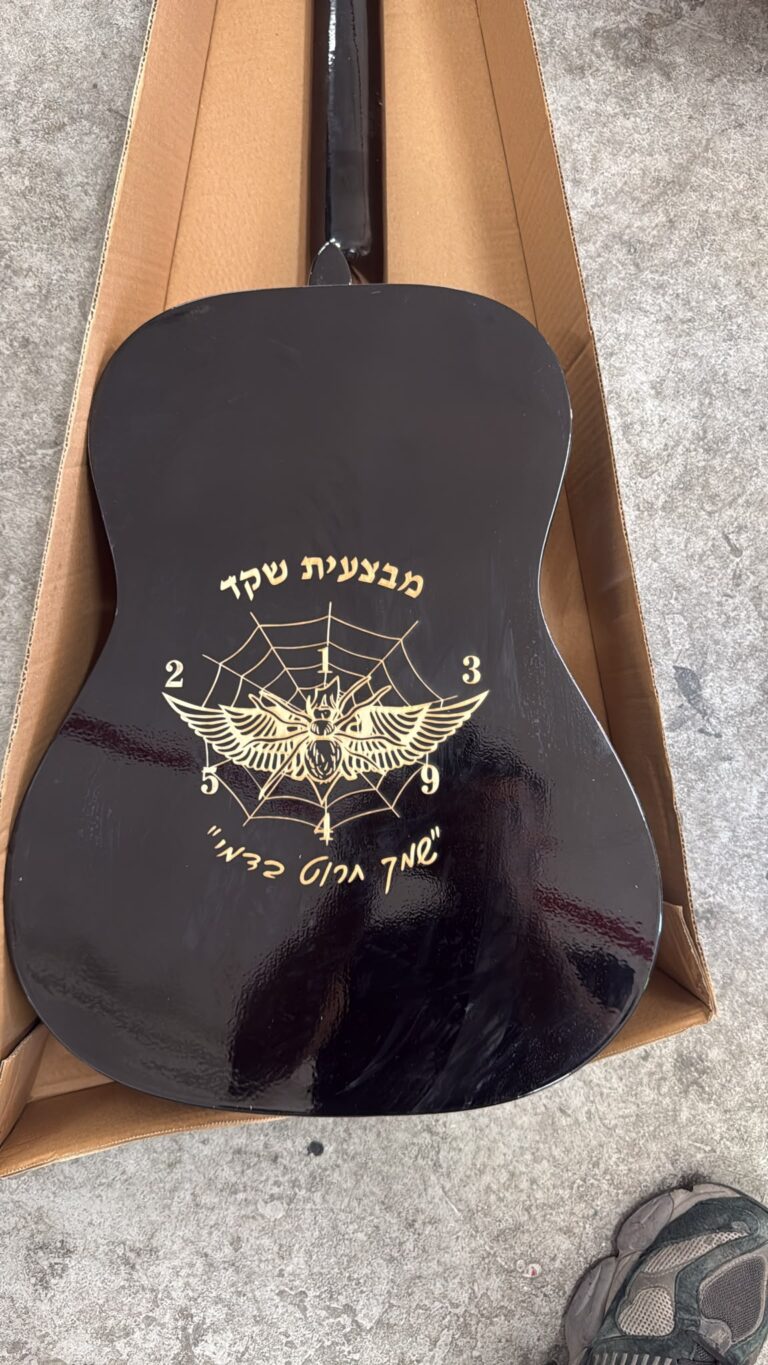 חריטה על גב גיטרה קלאסית סמל פלוגה מבצעית שקד עם עכביש מכונף