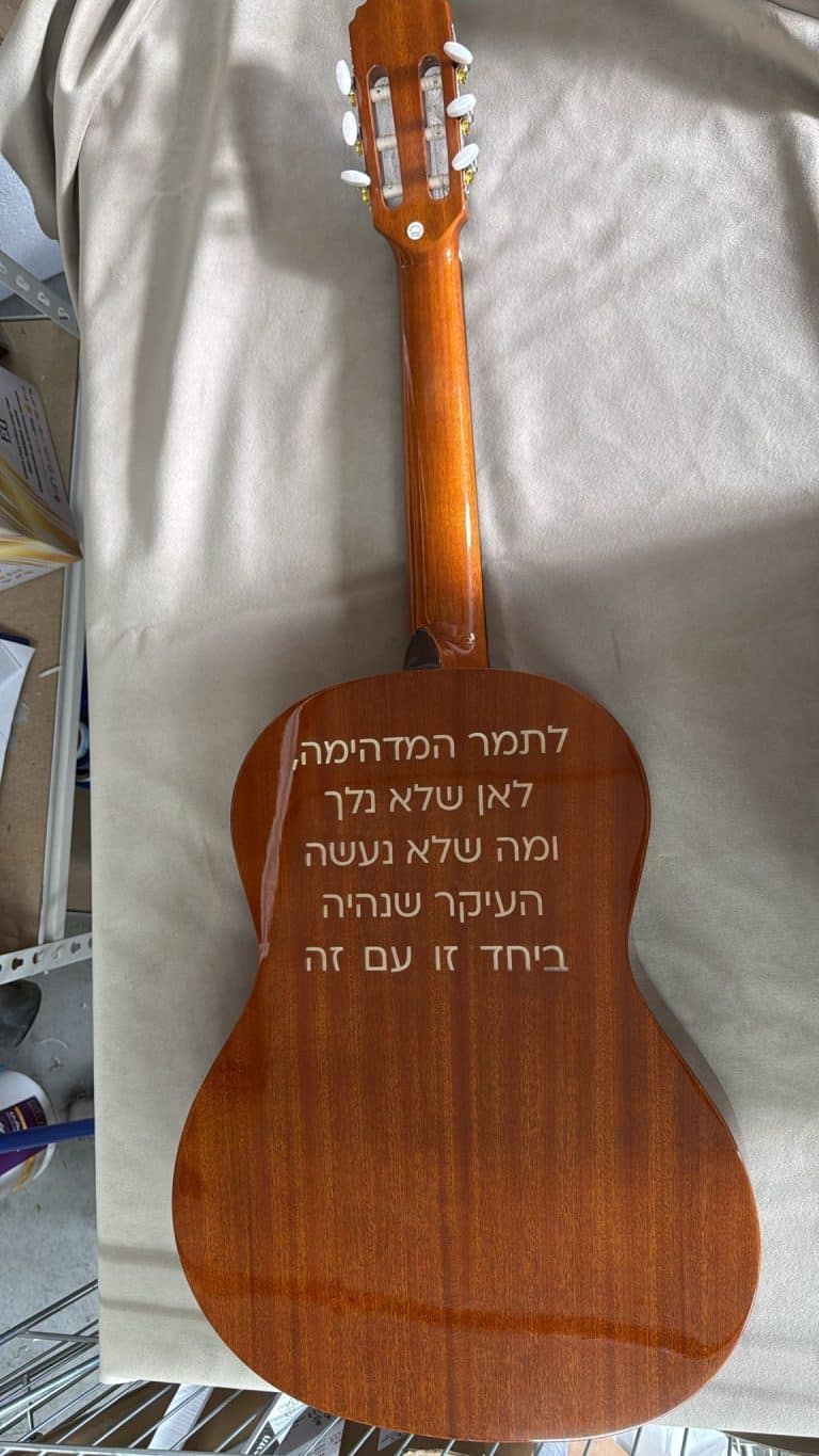 חריטה על גב הגיטרה לתמר