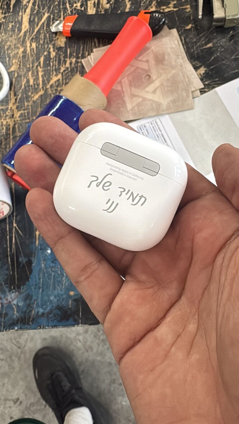חריטה על גב קופסת איירפודס תמיד שלך נני בכתב יד