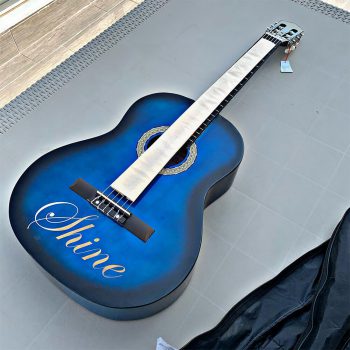 חריטה על גיטרה כחול כהה