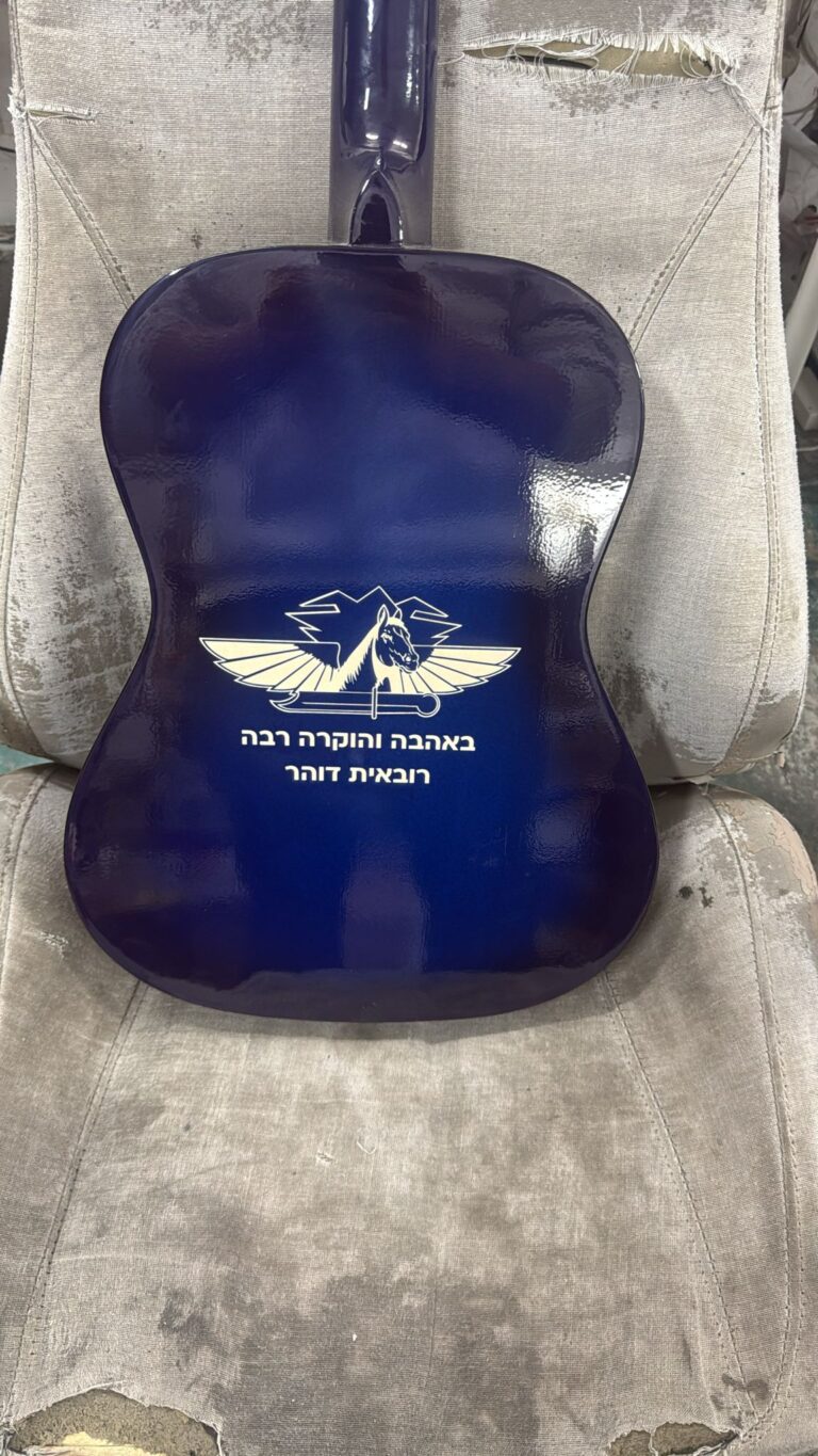 חריטה על גיטרה כחולה רובאית דוהר