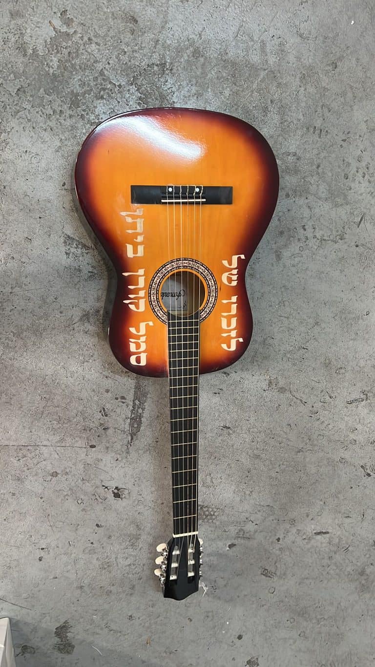 חריטה על גיטרה לזכר סמל קורן ביתן