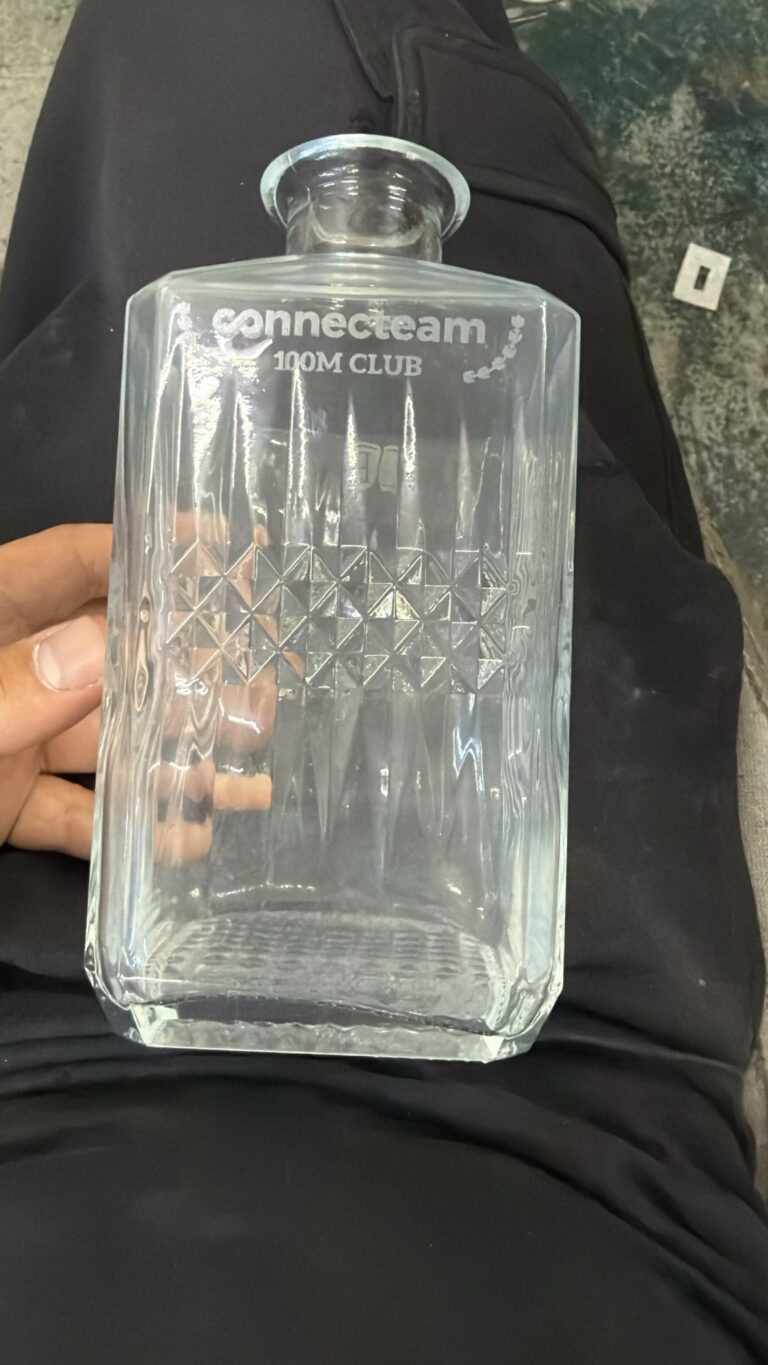 חריטה על דקנטר קריסטל לוויסקי לוגו connecteam 100M CLUB