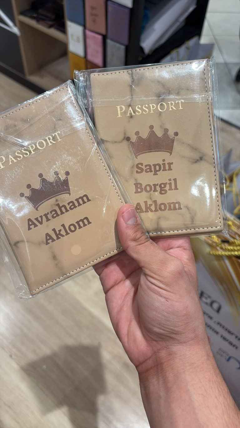 חריטה על זוג דרכונים צבע חום שיש