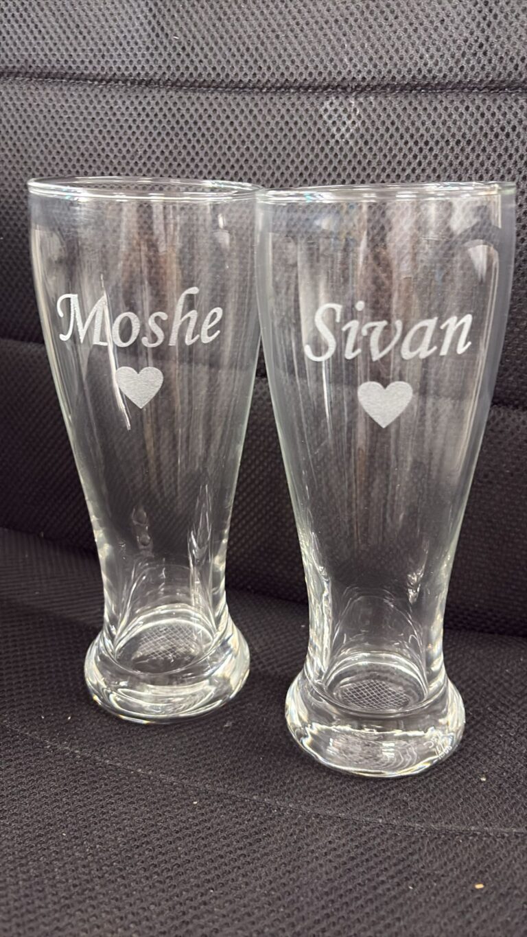 חריטה על זוג כוסות בירה זכוכית Moshe ו Sivan עם לבבות
