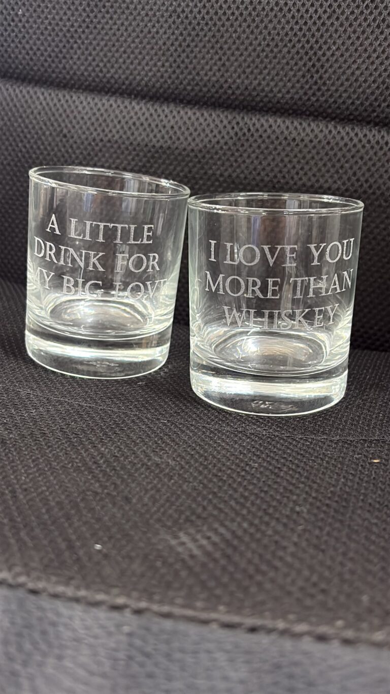 חריטה על זוג כוסות וויסקי A LITTLE DRINK FOR MY BIG LOVE ו I LOVE YOU MORE THAN WHISKEY