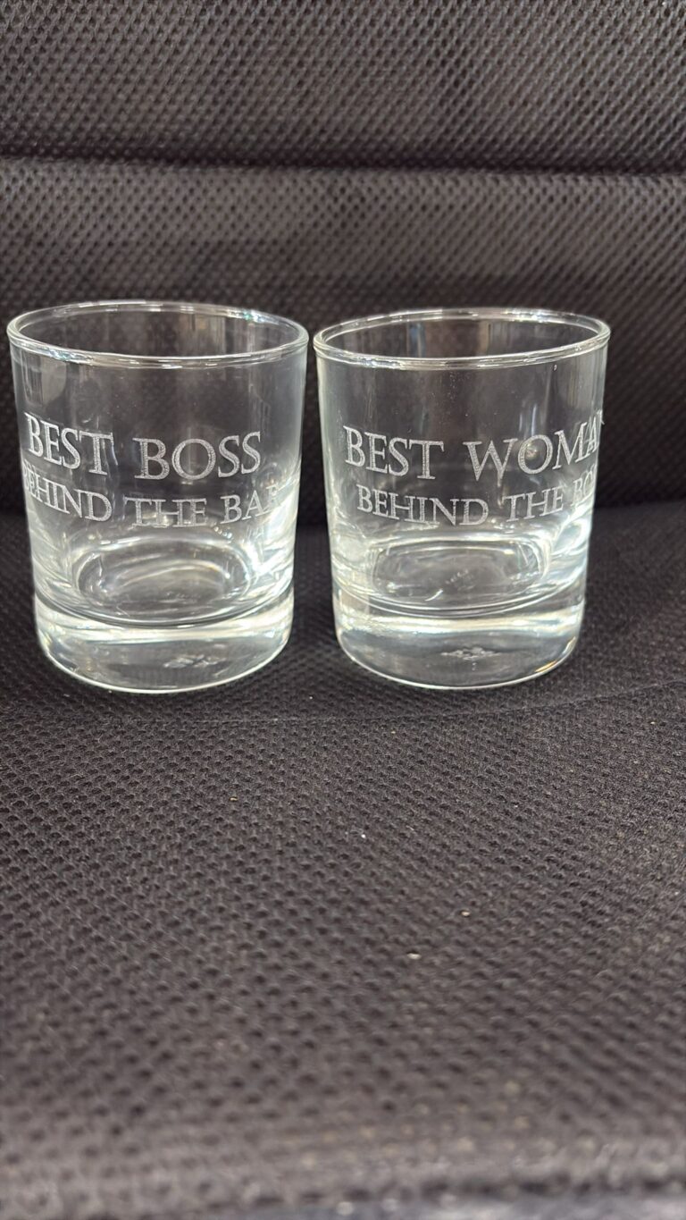 חריטה על זוג כוסות וויסקי BEST BOSS BEHIND THE BAR ו BEST WOMAN BEHIND THE BOSS