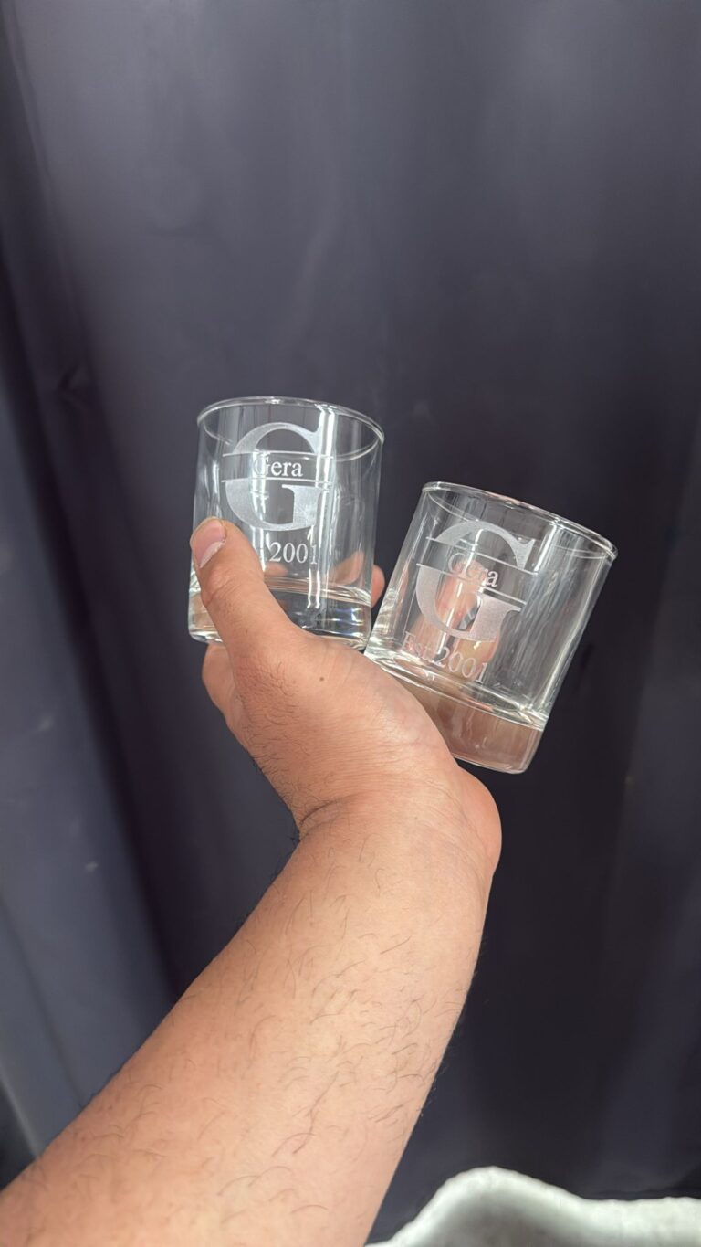 חריטה על זוג כוסות וויסקי זכוכית מונוגרמה G עם Gera Est 2001