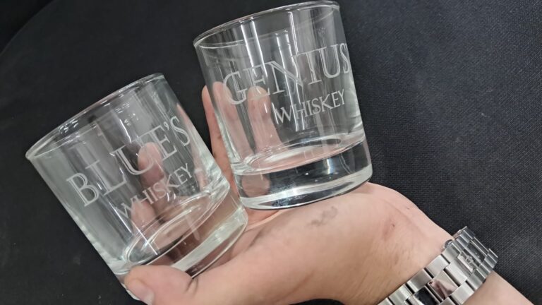 חריטה על זוג כוסות וויסקי זכוכית עם הכיתוב BLUES WHISKEY ו GENIUS WHISKEY