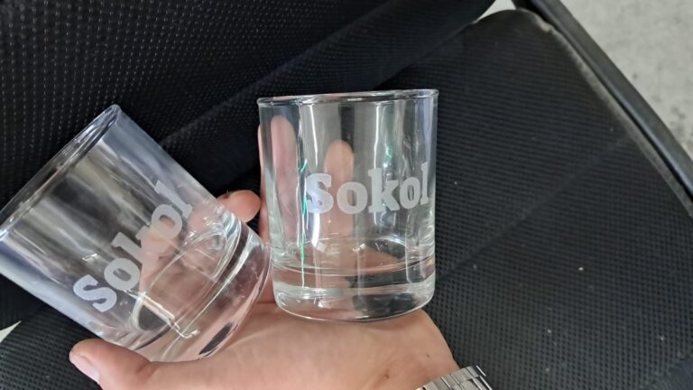 חריטה על זוג כוסות וויסקי זכוכית עם השם Sokol