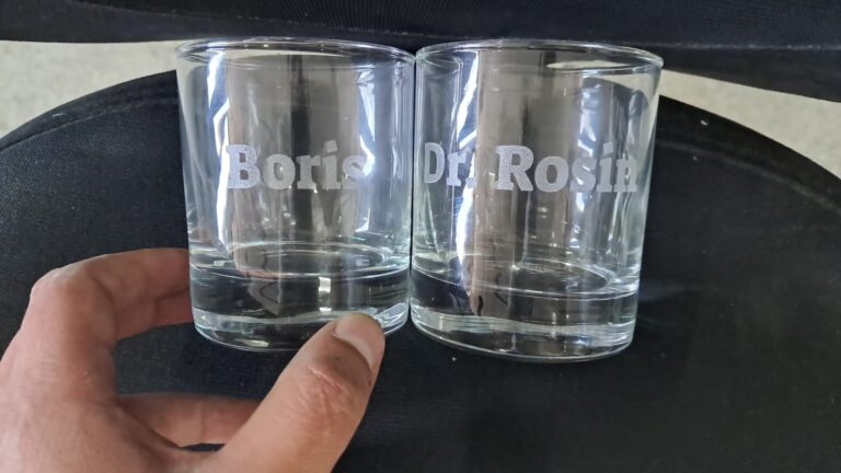 חריטה על זוג כוסות וויסקי זכוכית עם השמות Boris ו Dr Rosin