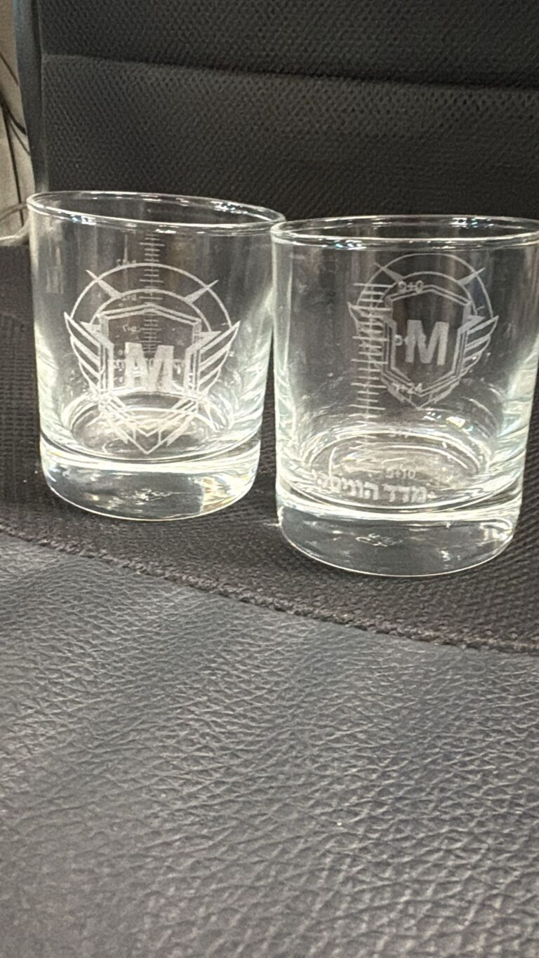 חריטה על זוג כוסות וויסקי זכוכית עם סמל M מכונף