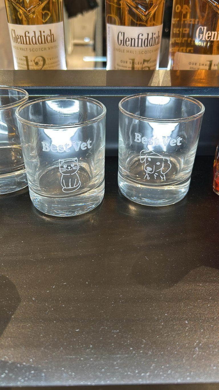 חריטה על זוג כוסות וויסקי לוטרינר
