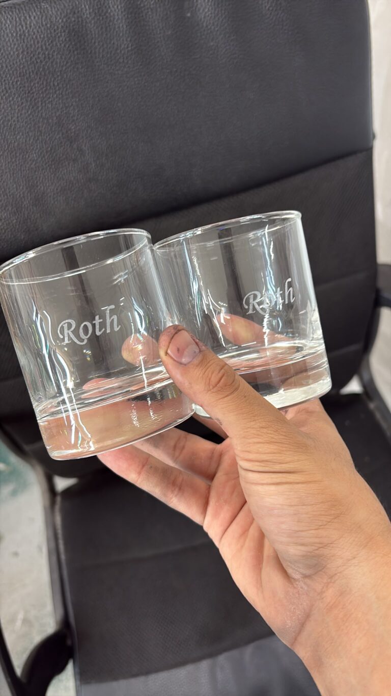 חריטה על זוג כוסות וויסקי מזכוכית עם השם Roth