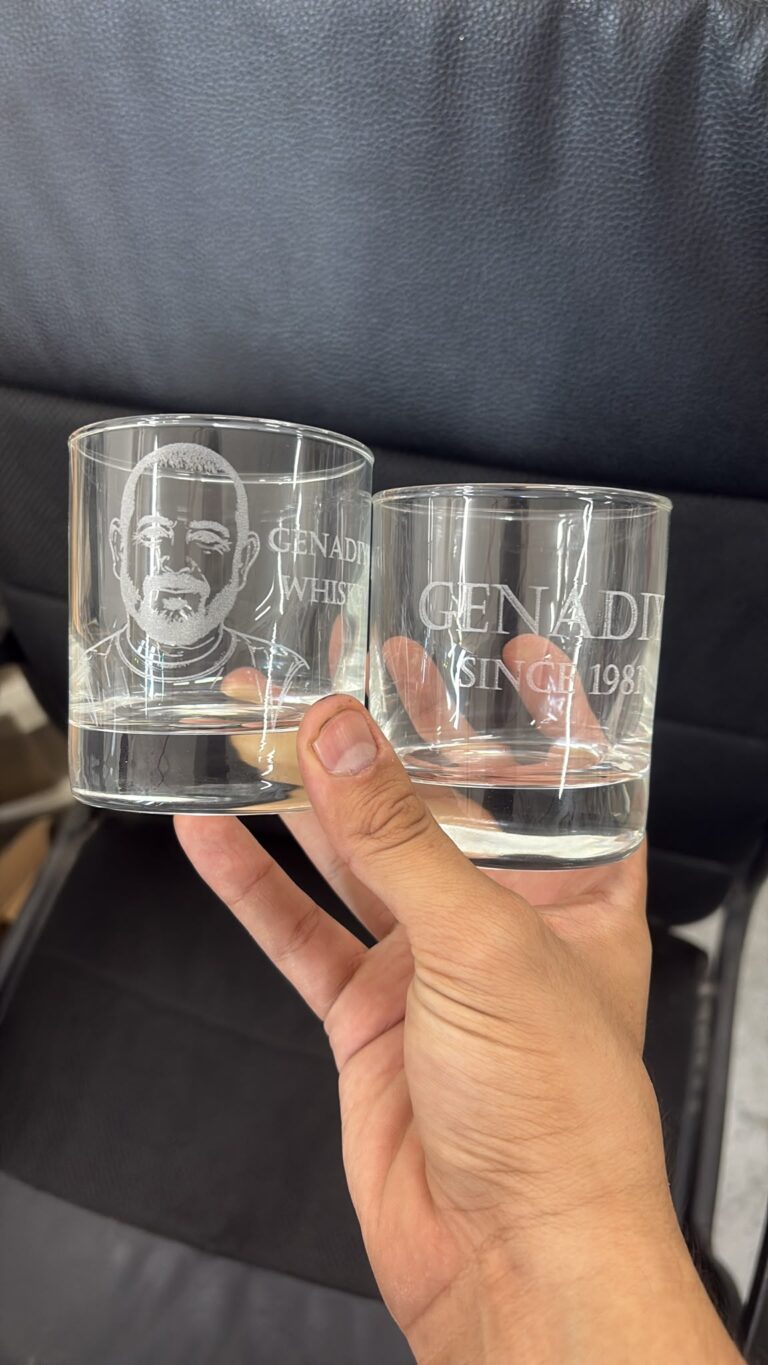 חריטה על זוג כוסות וויסקי עם דיוקן גבר מזוקן והכיתוב GENADI WHISKY ו GENADI SINCE 1981