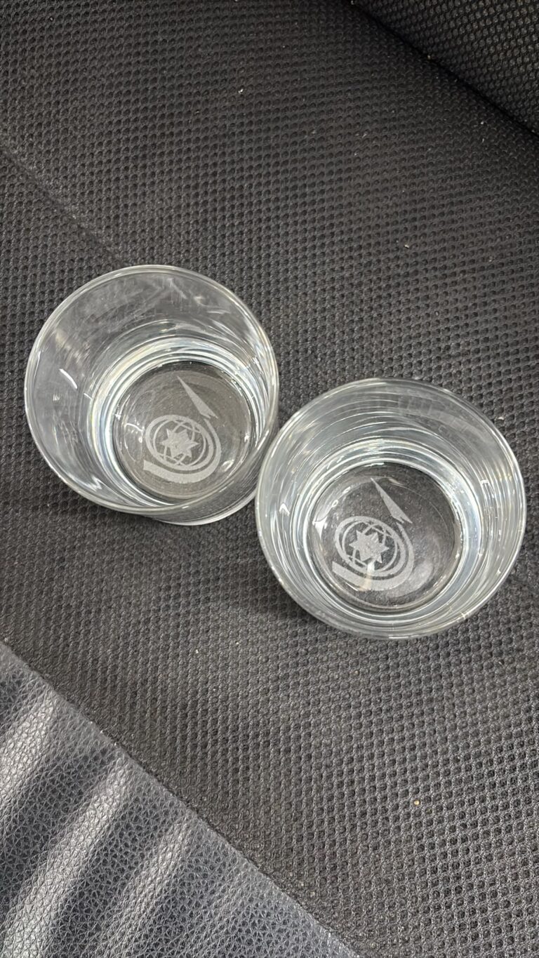 חריטה על זוג כוסות וויסקי עם סמל מגן דוד וטיל בתחתית