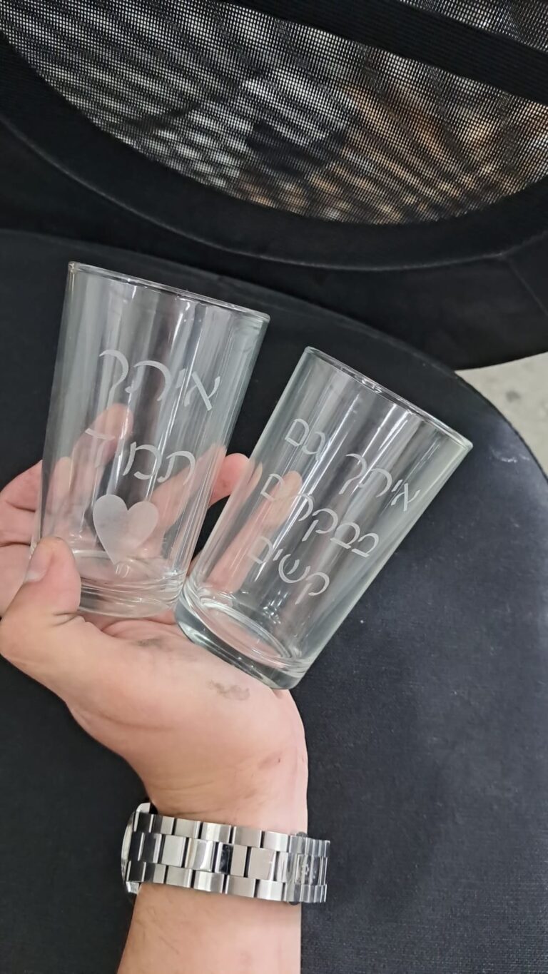 חריטה על זוג כוסות קפה זכוכית עם הכיתוב אהבה בלי גבול ולב