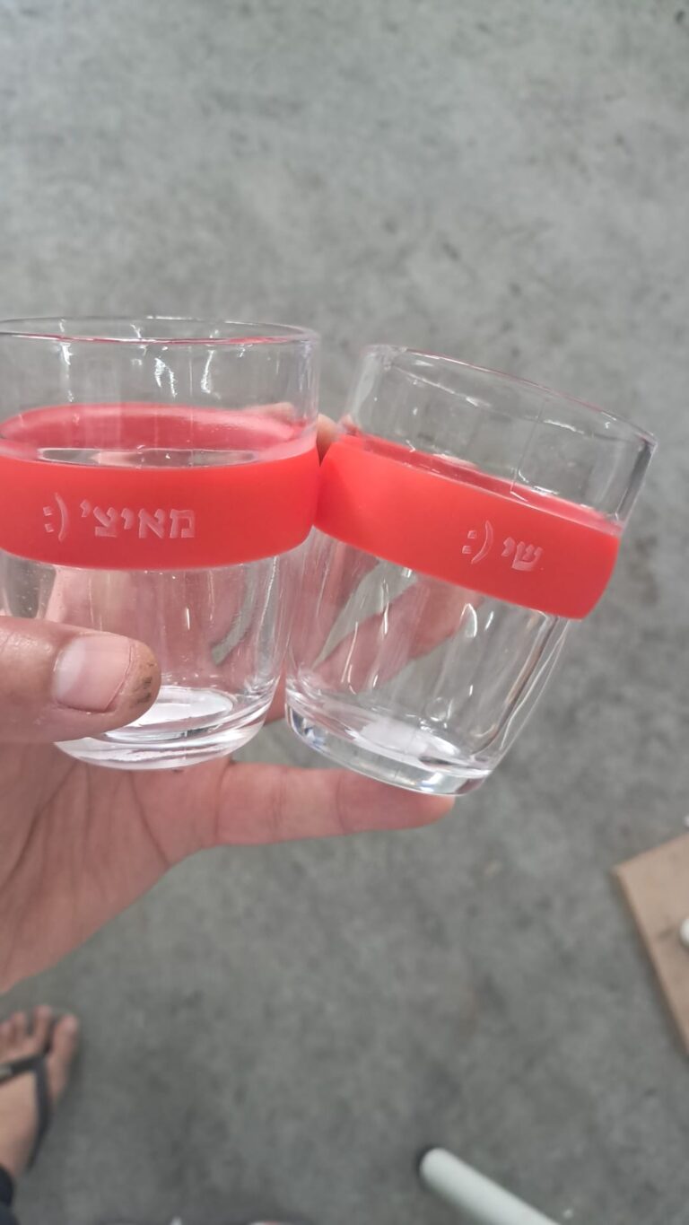 חריטה על זוג כוסות קפה זכוכית עם חבק סיליקון אדום מאיצ'י ושי