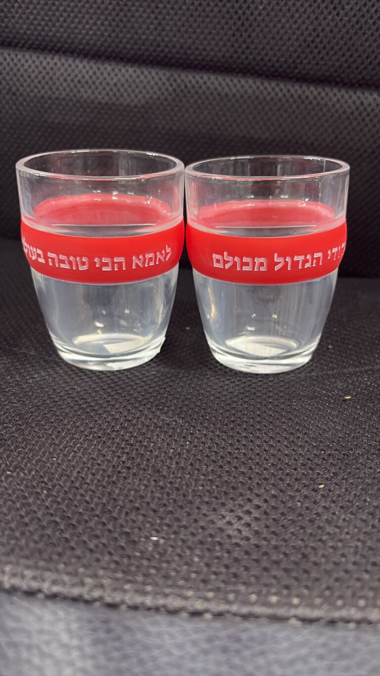 חריטה על זוג כוסות קפה חבק סיליקון אדומות עם הכיתוב לאמא הכי טובה בעולם ולדודי הגדול מכולם