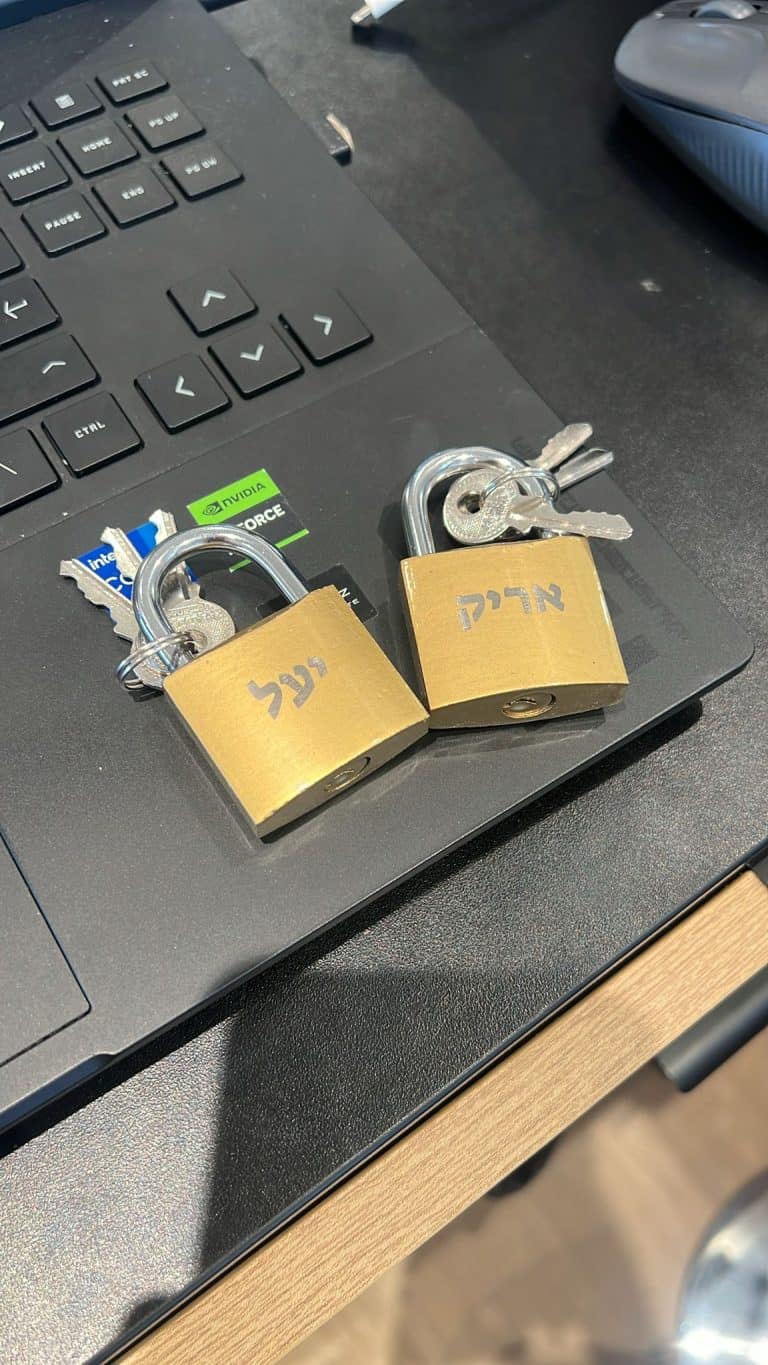 חריטה על זוג מנעולים אריק ויעל