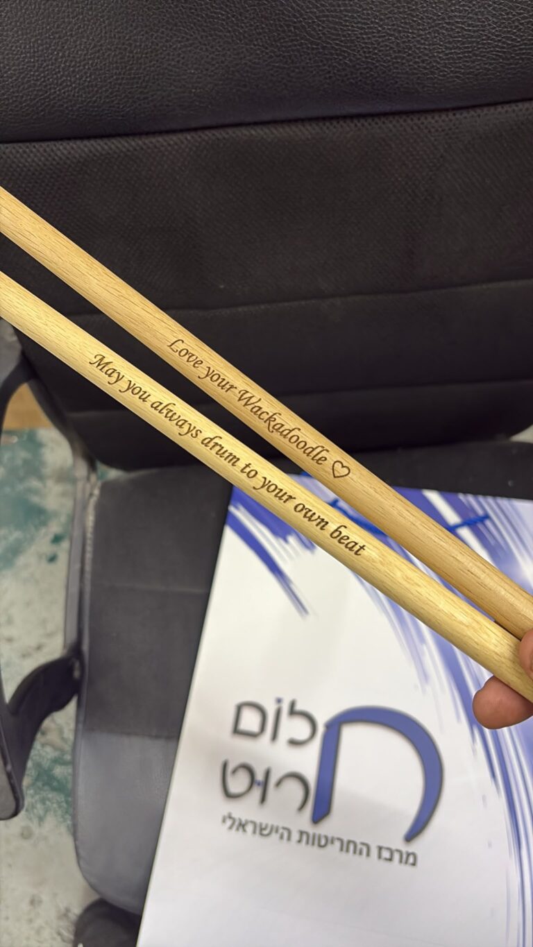 חריטה על זוג מקלות תופים מעץ Love your Wackadoodle ו May you always drum to your own beat