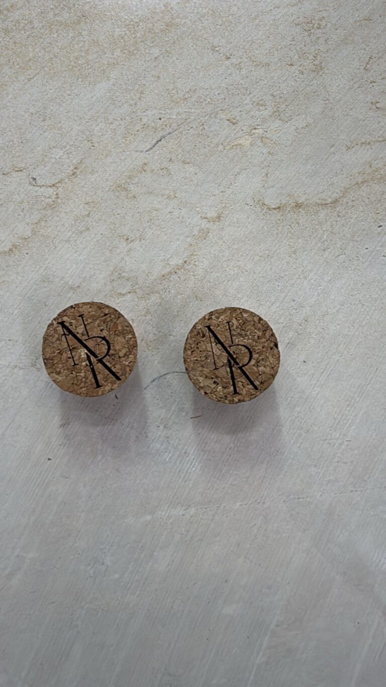 חריטה על זוג פקקי שעם לבקבוק יין עם מונוגרמה NR