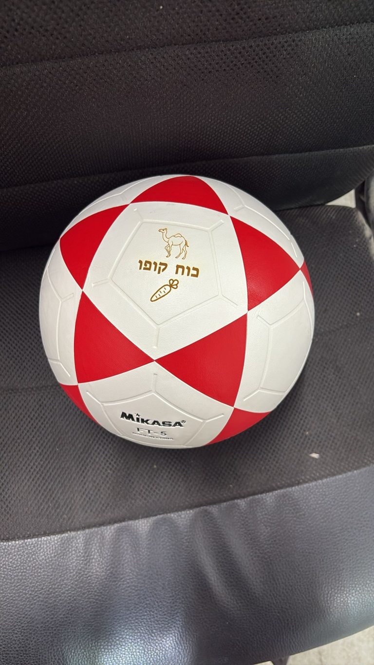 חריטה על כדורגל אדום כוח קופו עם גמל