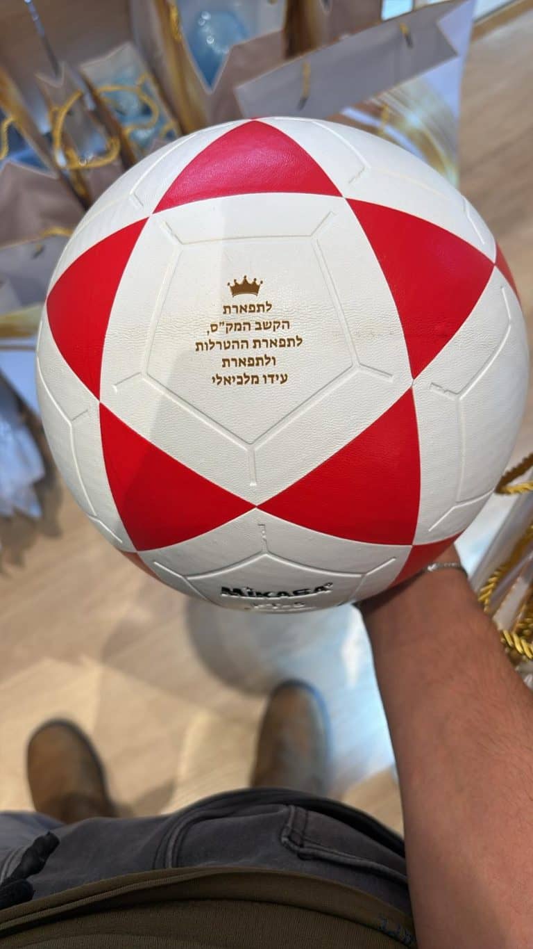 חריטה על כדורגל אדום לבן