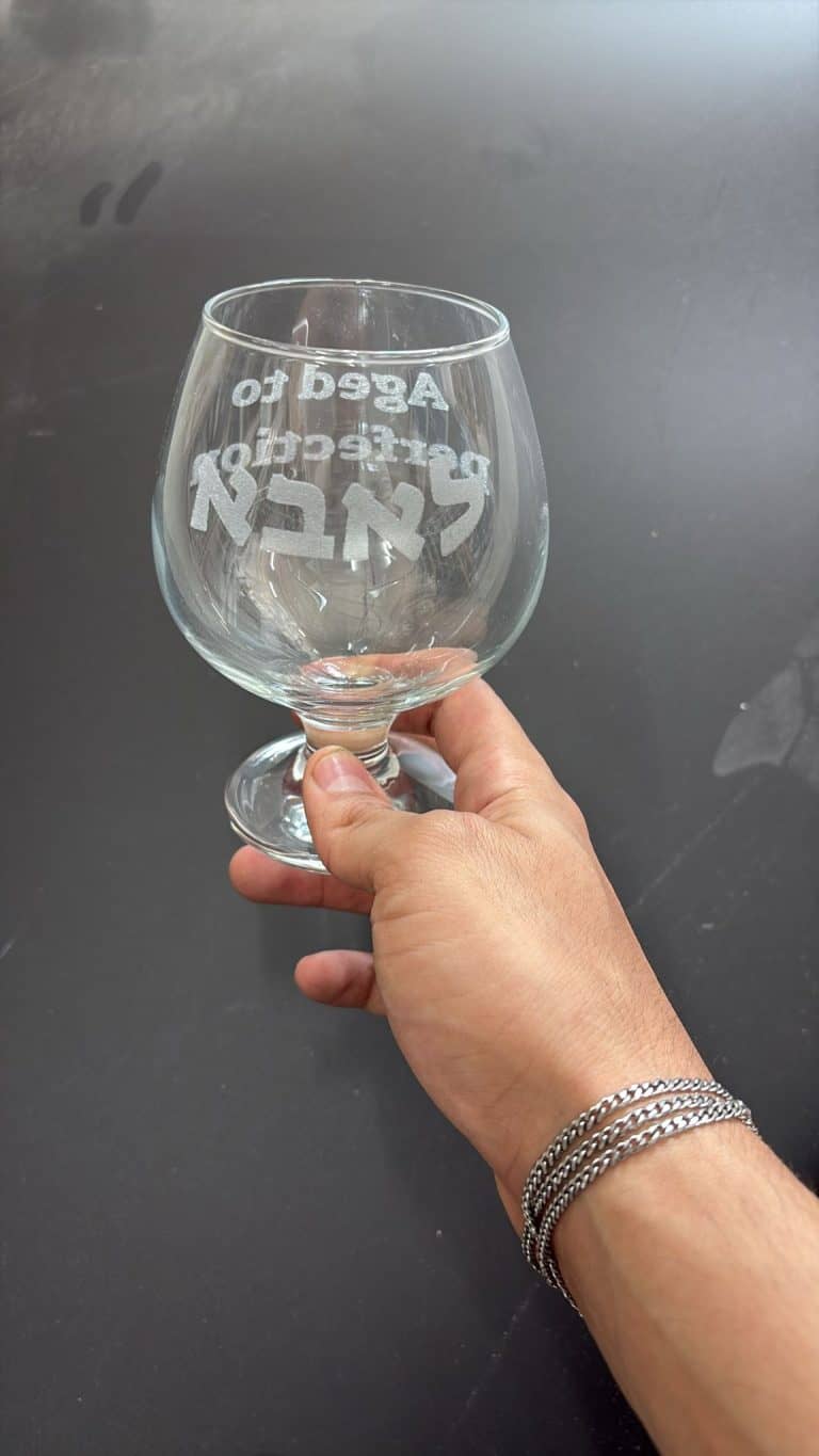 חריטה על כוס ברנדי לאבא משני צדדים
