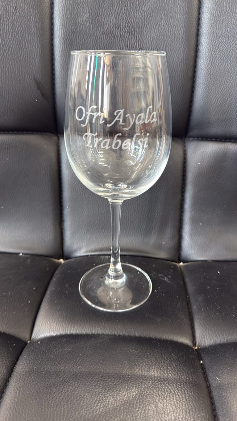 חריטה על כוס יין מזכוכית עם רגל לשם Ofri Ayala Trabelsi