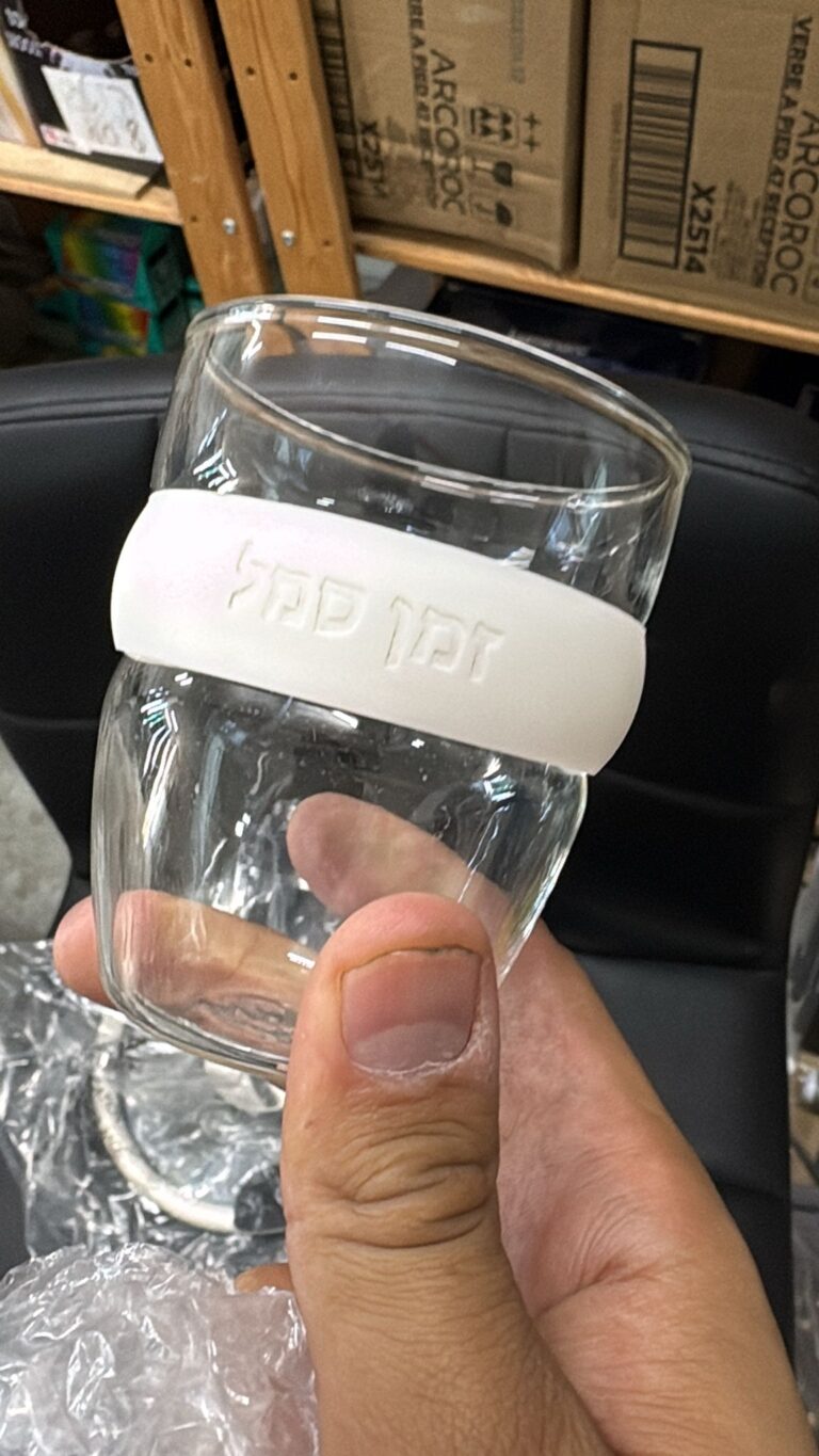 חריטה על כוס קפה מזכוכית עם חבק סיליקון לבן זמן קפה