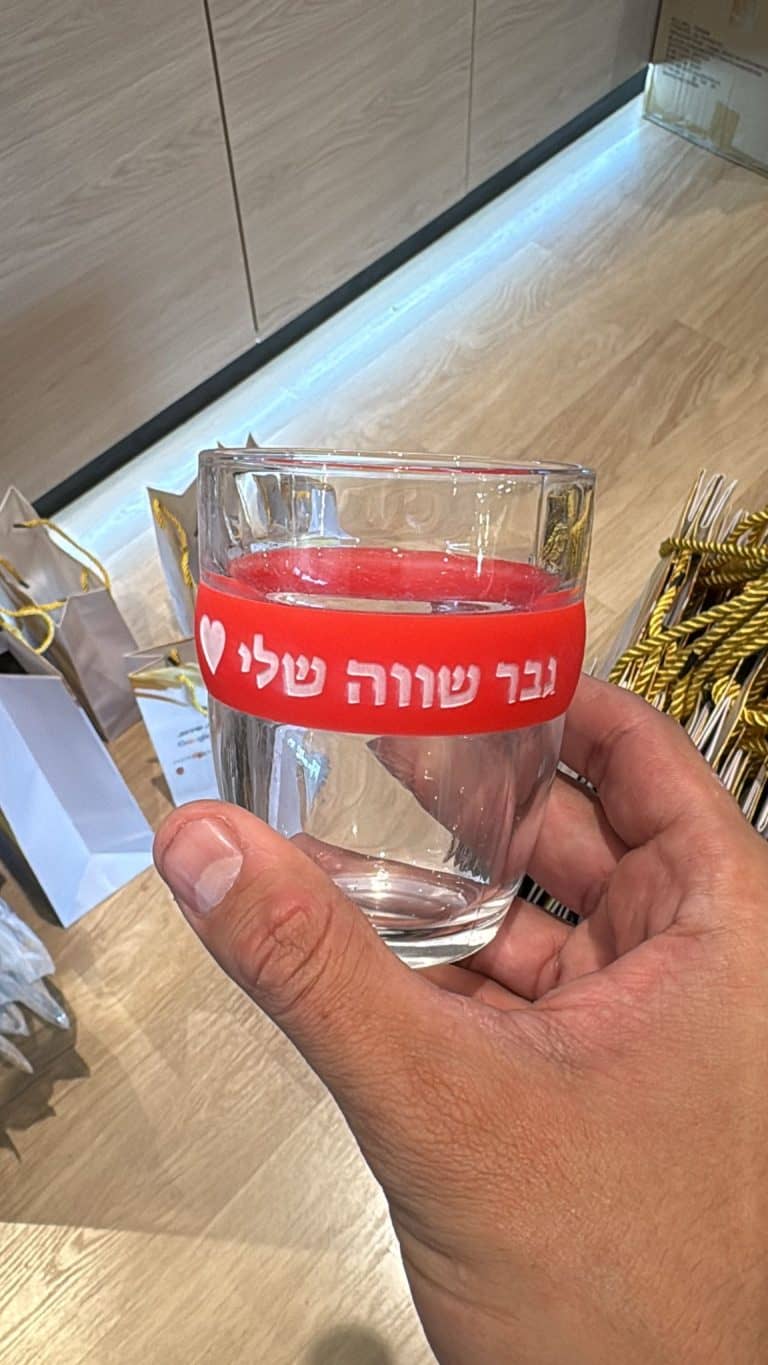 חריטה על כוס קפה סיליקון גבר שווה שלי