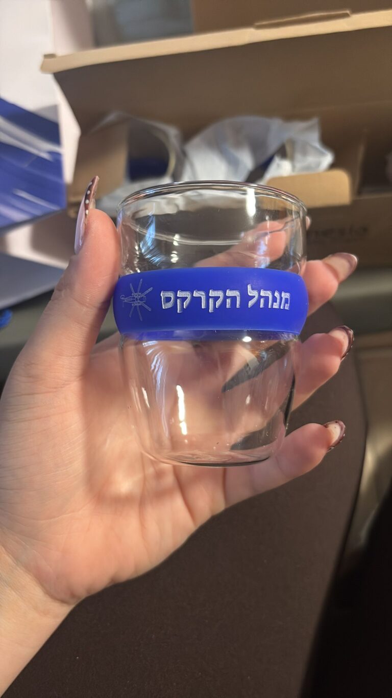 חריטה על כוס קפה עם חבק סיליקון כחול והכיתוב מנהל הקרקס