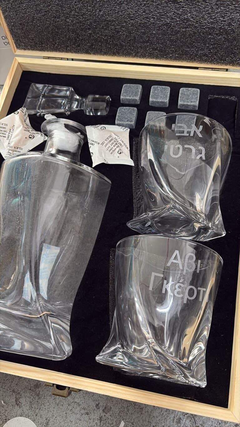 חריטה על כוסות וויסקי ודיקנטר לאבי גרטי