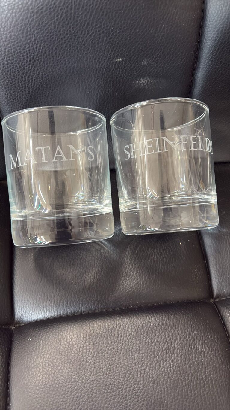 חריטה על כוסות וויסקי מזכוכית עם השמות MATAN'S ו SHEINFELDS