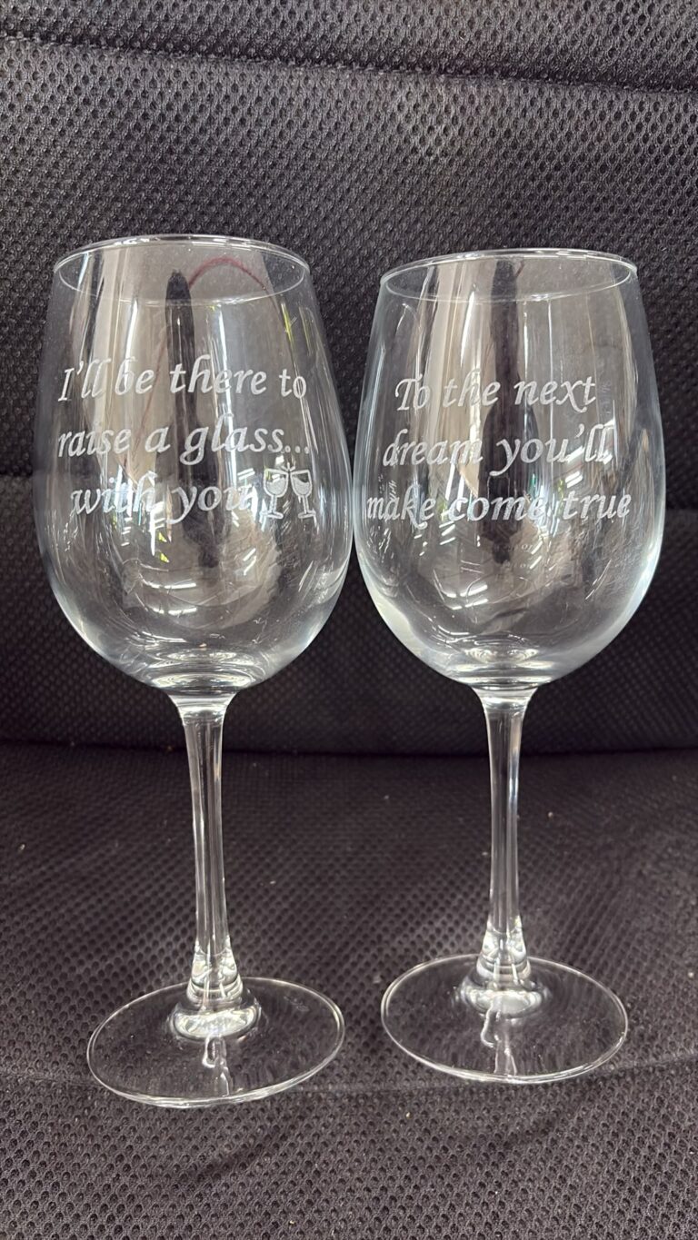 חריטה על כוסות יין I'll be there to raise a glass with you ו To the next dream you'll make come true