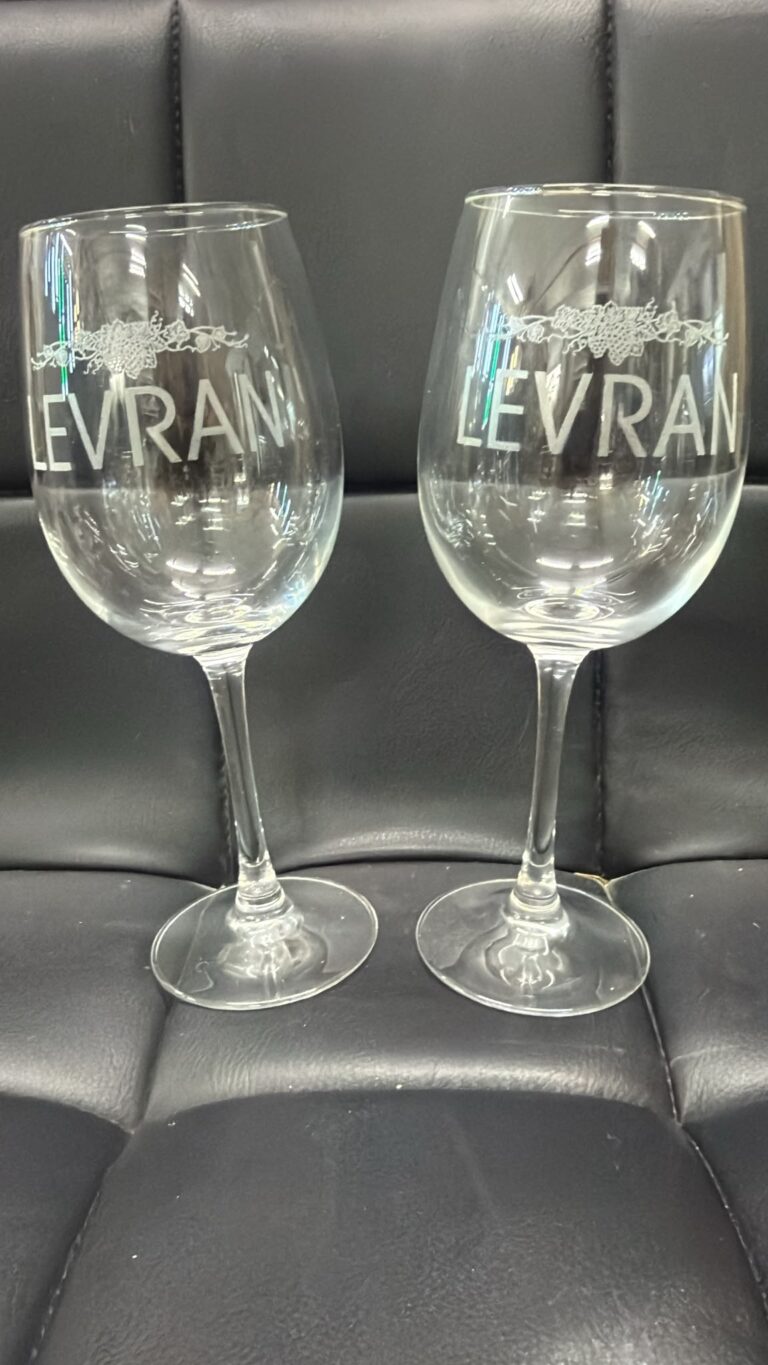 חריטה על כוסות יין מזכוכית עם השם LEVRAN ועיטור אשכול ענבים