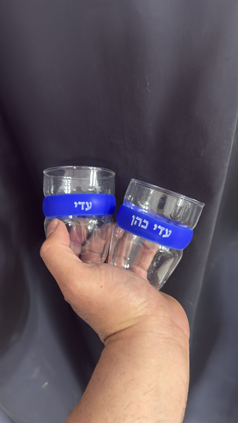 חריטה על כוסות קפה זכוכית עם חבק סיליקון כחול עדי ועדי כהן