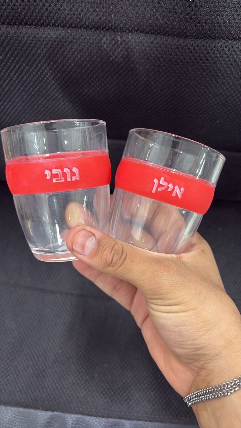 חריטה על כוסות קפה פלסטיק עם חבק סיליקון אדום גובי ואילן