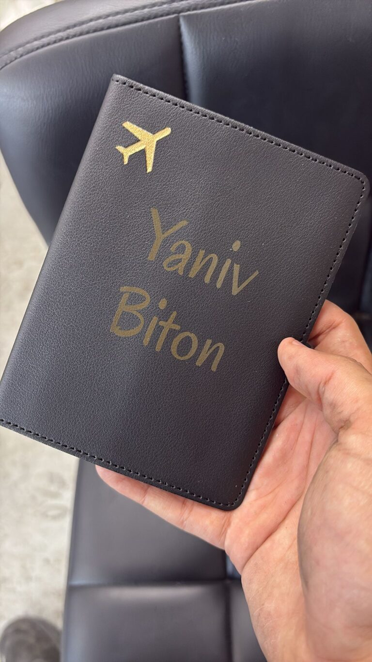 חריטה על כיסוי לדרכון מעור אפור עם מטוס זהב ושם Yaniv Biton
