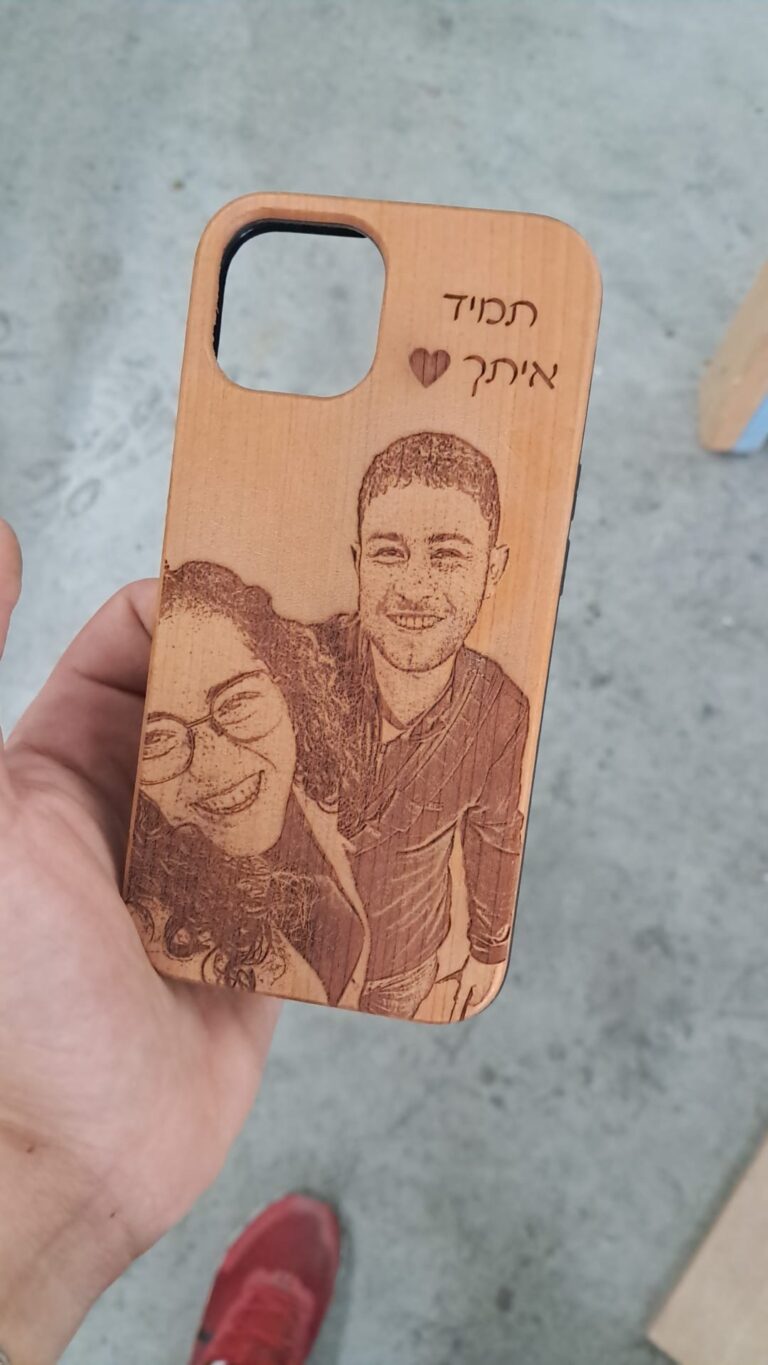 חריטה על כיסוי לטלפון מעץ עם דיוקן זוג תמיד איתך