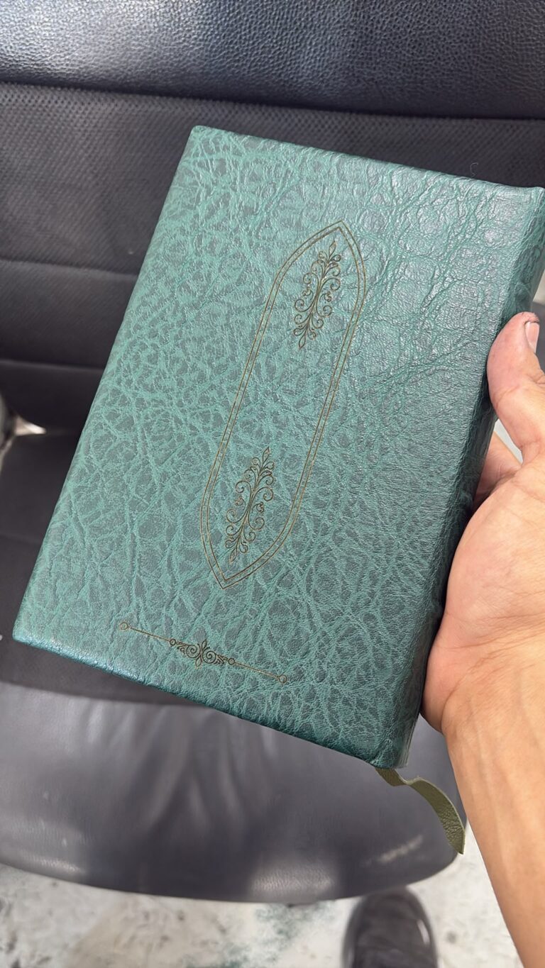 חריטה על כריכת ספר מעור ירוק