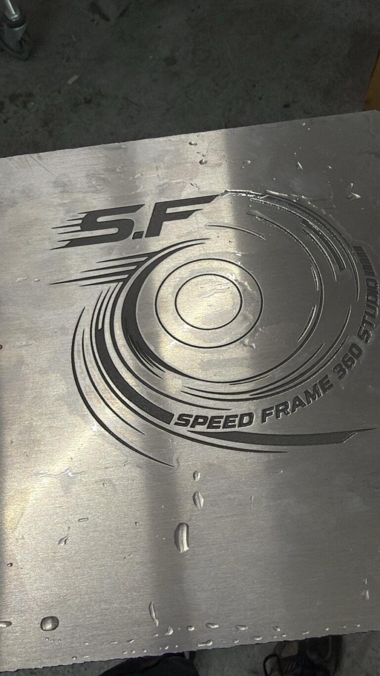 חריטה על לוח אלומיניום עם לוגו גלגל SF Speed Frame 360 Studio