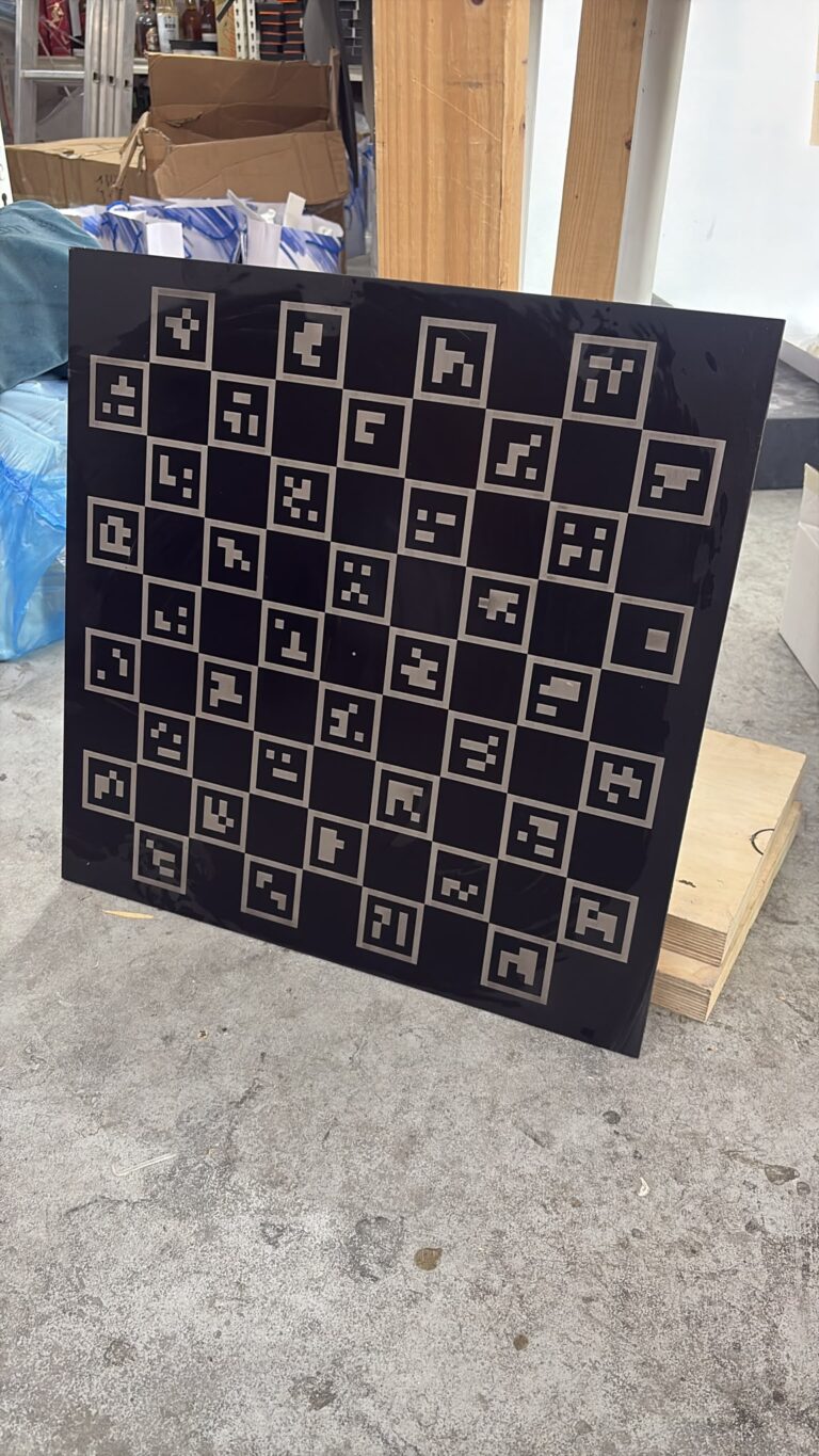 לוח אלומיניום עם מערך קודים