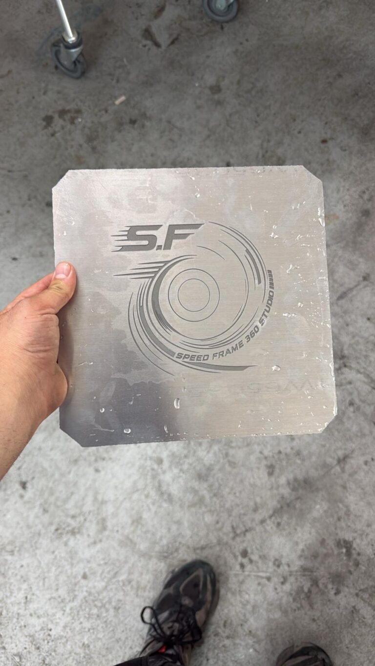 חריטה על לוחית אלומיניום מוברשת עם לוגו S.F Speed Frame 360 Studio