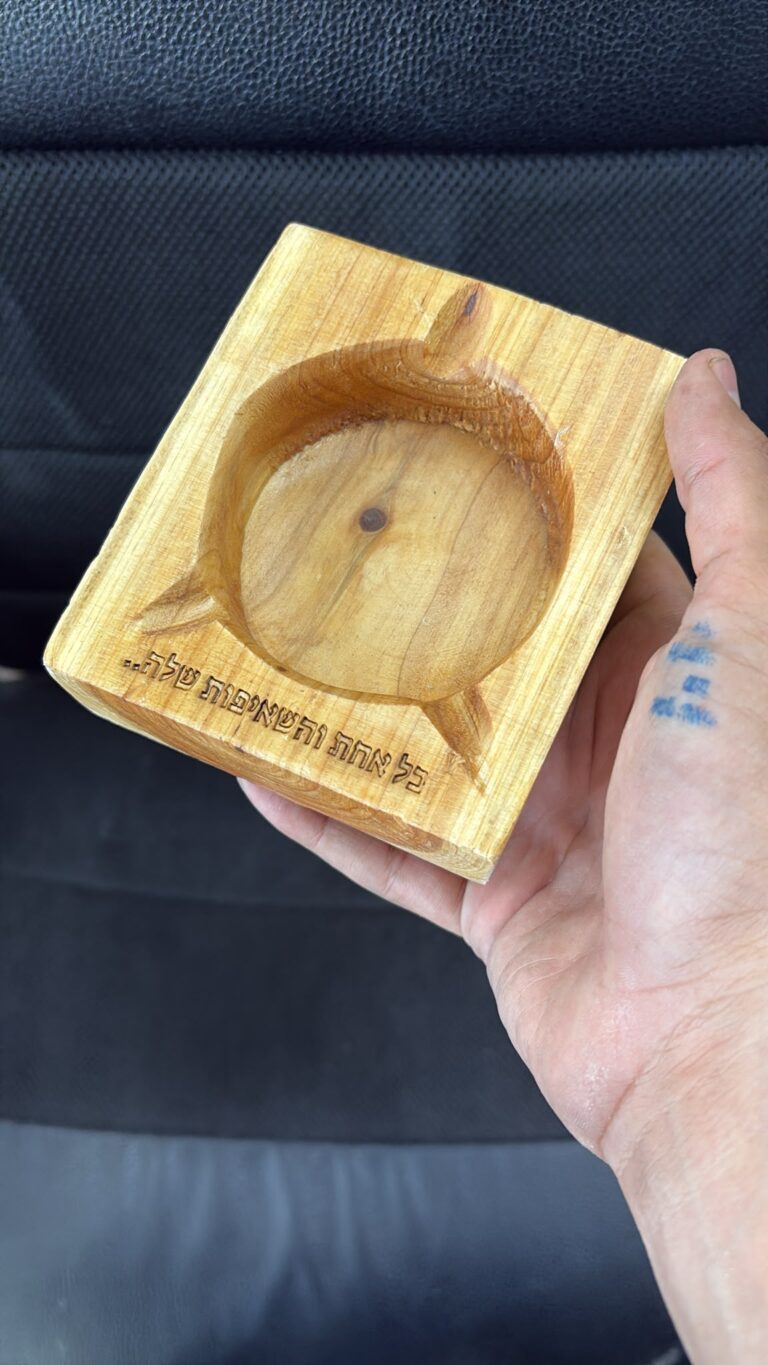 חריטה על מאפרה מבלוק עץ עם הכיתוב כל אחת והשאפות שלה